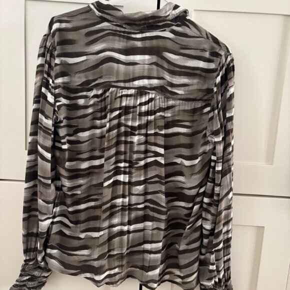 Cloth & Stone (Anthropologie) Collared Button Down Shirt - Picture 4 of 7